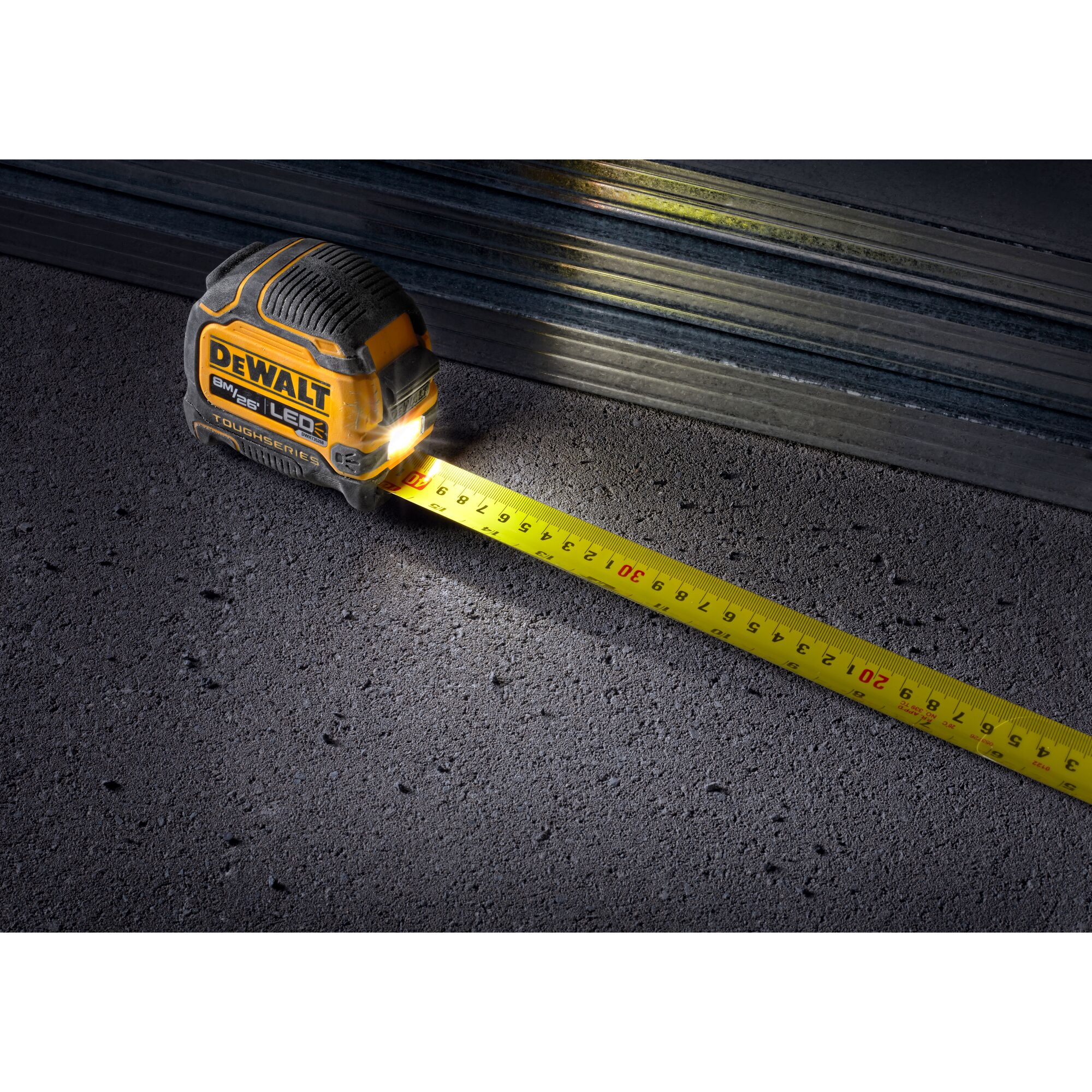 DEWALT DWHT35268S — Ruban à mesurer TOUGHSERIES avec DEL, 26 pi / 8 m 6 Outil Dewalt DWHT35268S