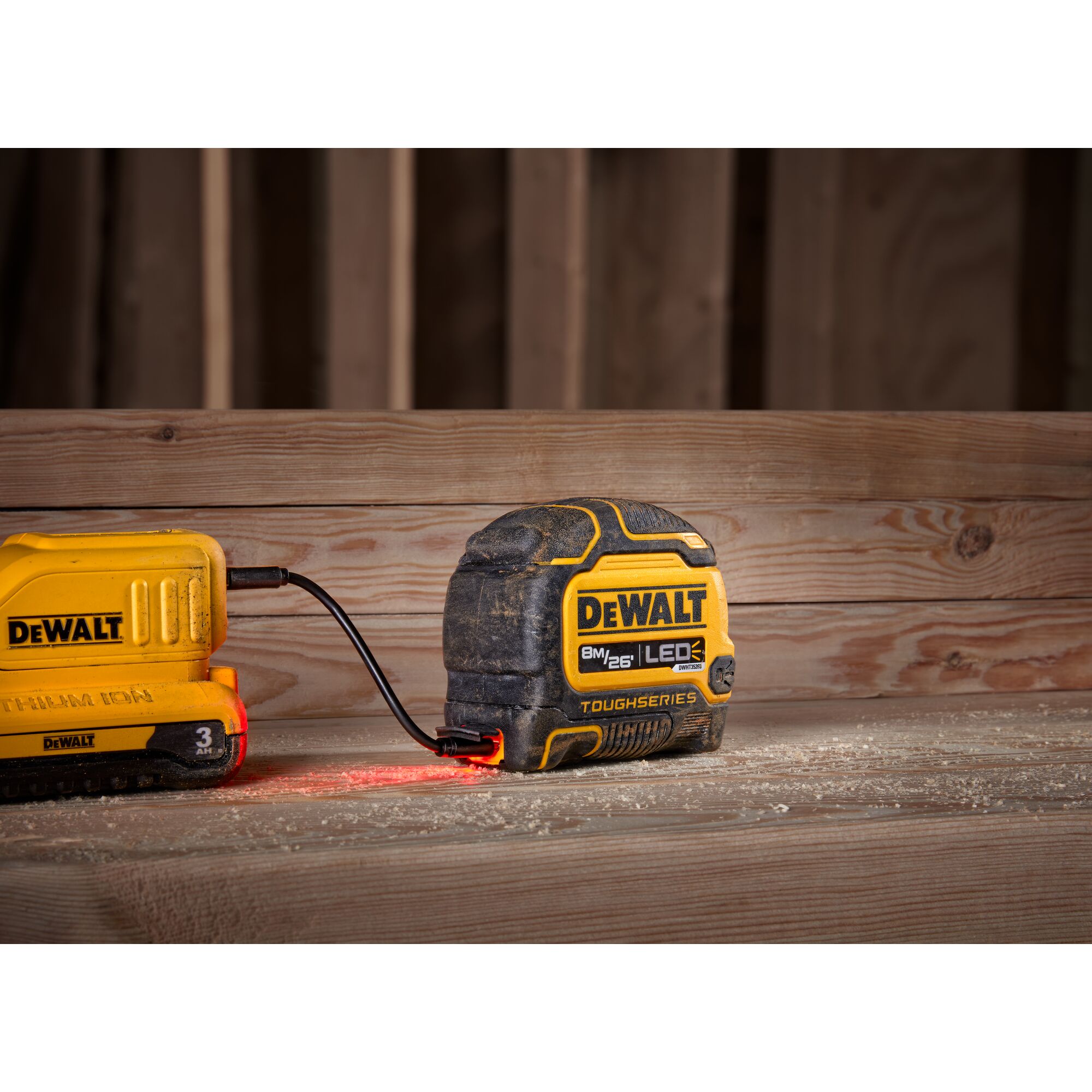 DEWALT DWHT35268S — Ruban à mesurer TOUGHSERIES avec DEL, 26 pi / 8 m 4 Outil Dewalt DWHT35268S