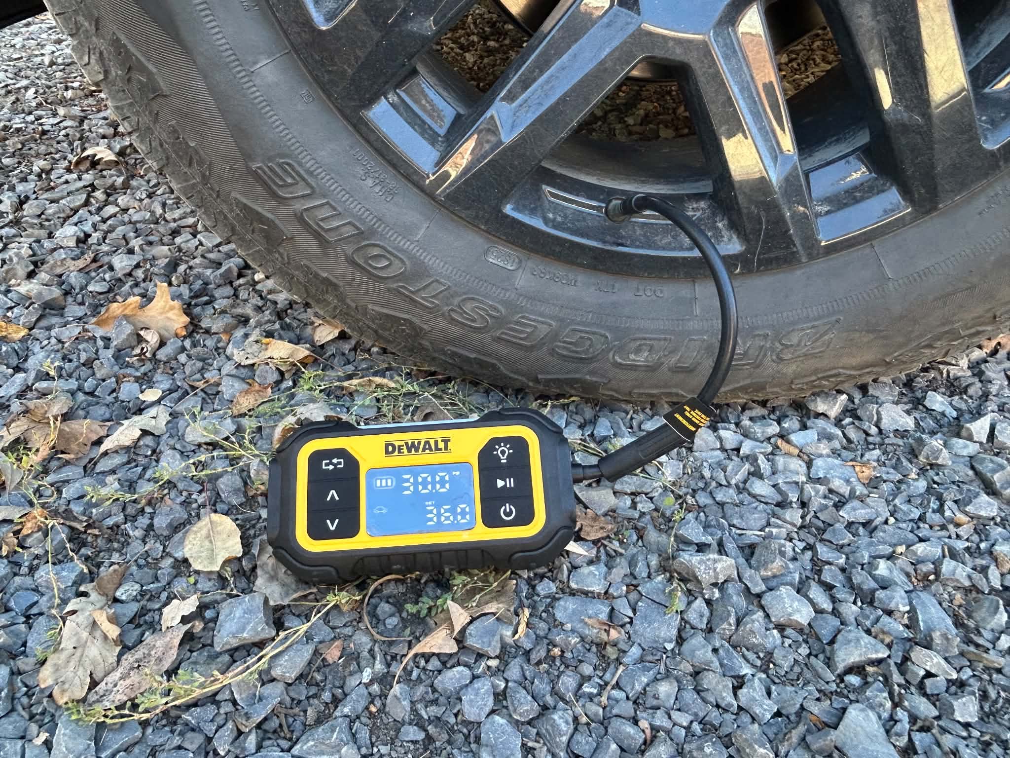 Mini compresseur à air et batterie externe DEWALT DXIF1201 – 150 PSI 2 Mini compresseur à air et batterie externe DEWALT DXIF1201 – 150 PSI – Image 2