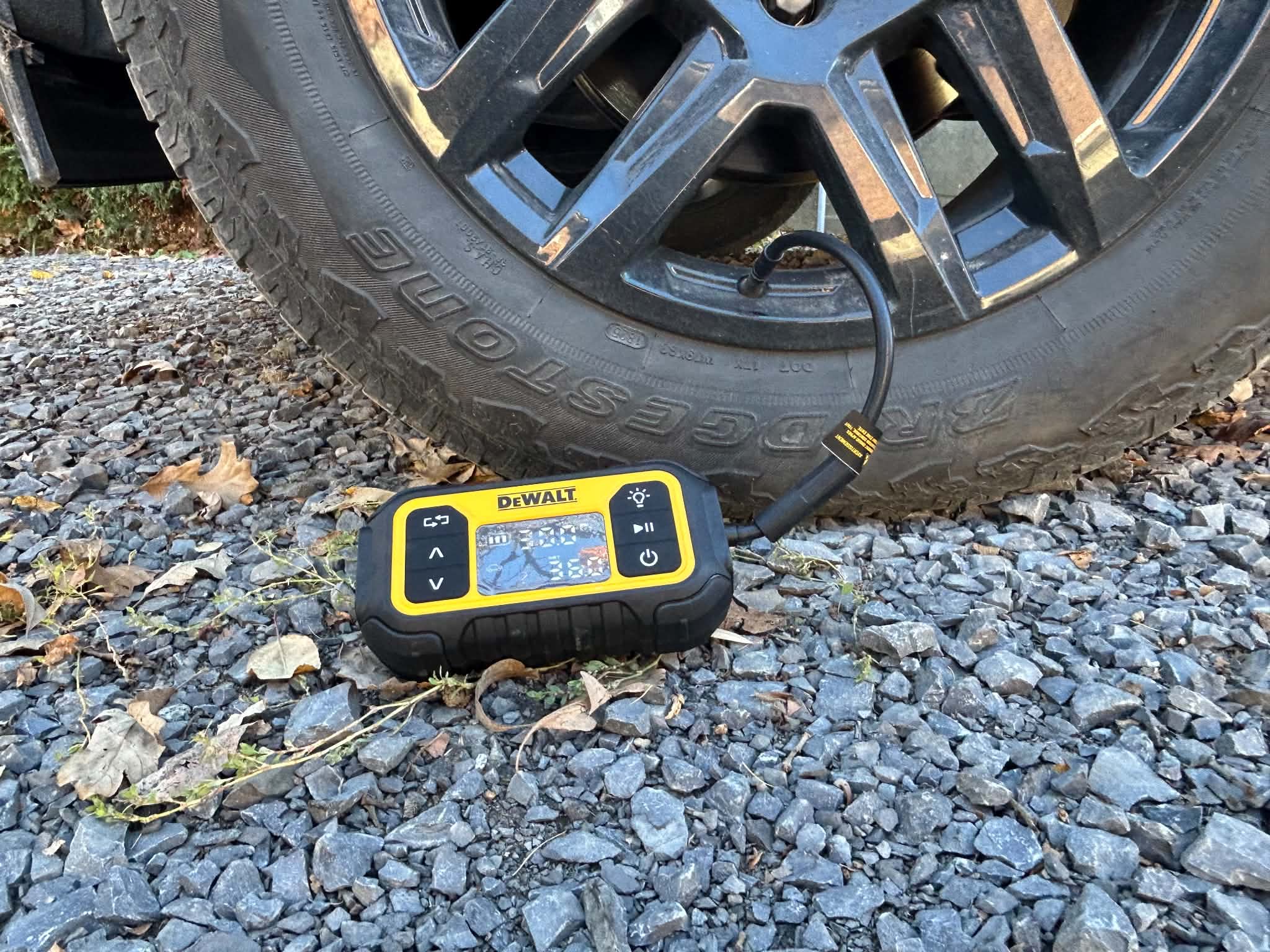 Mini compresseur à air et batterie externe DEWALT DXIF1201 – 150 PSI 9 Mini compresseur à air et batterie externe DEWALT DXIF1201 – 150 PSI – Image 9