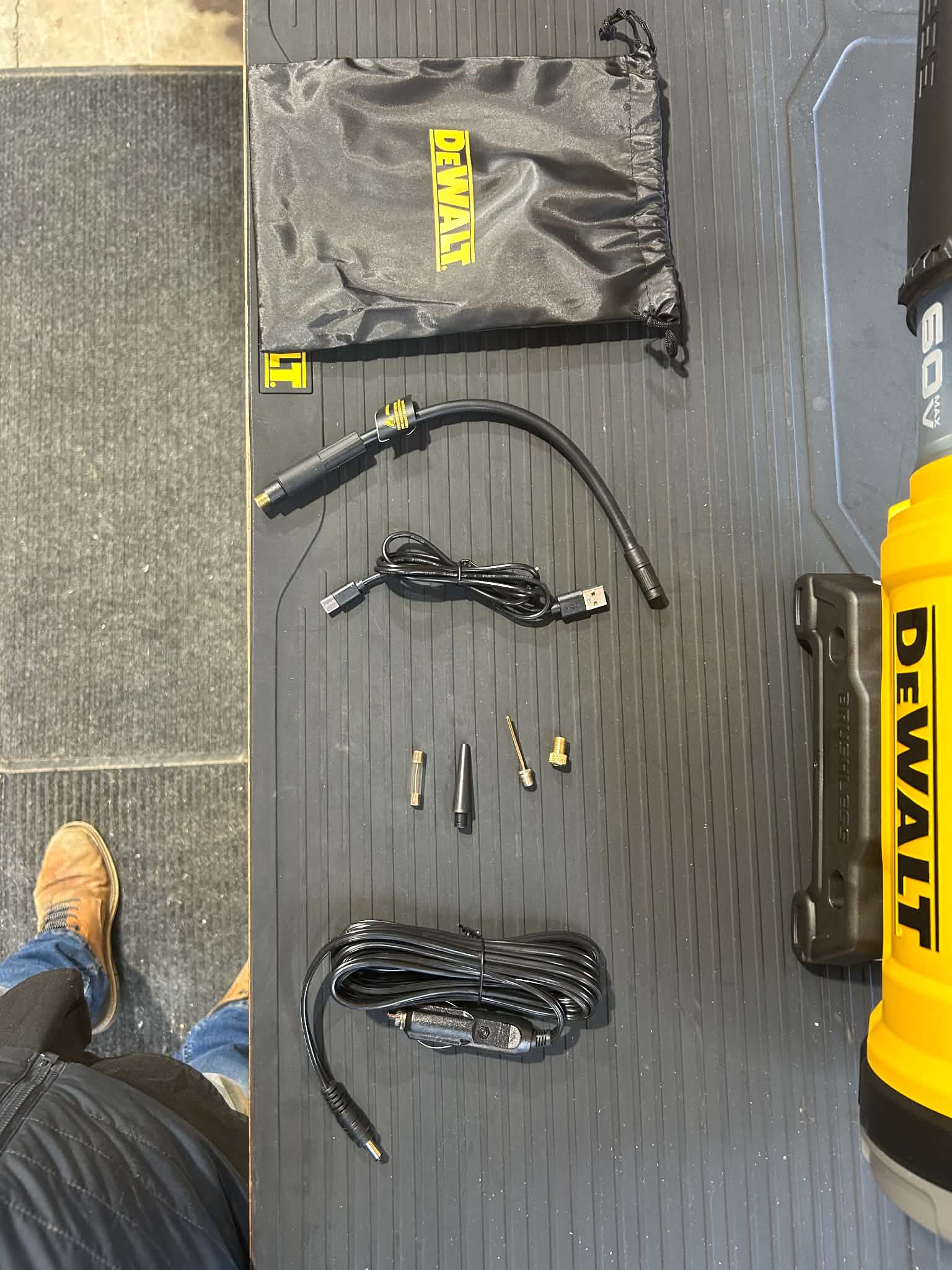 Mini compresseur à air et batterie externe DEWALT DXIF1201 – 150 PSI 5 Mini compresseur à air et batterie externe DEWALT DXIF1201 – 150 PSI – Image 5