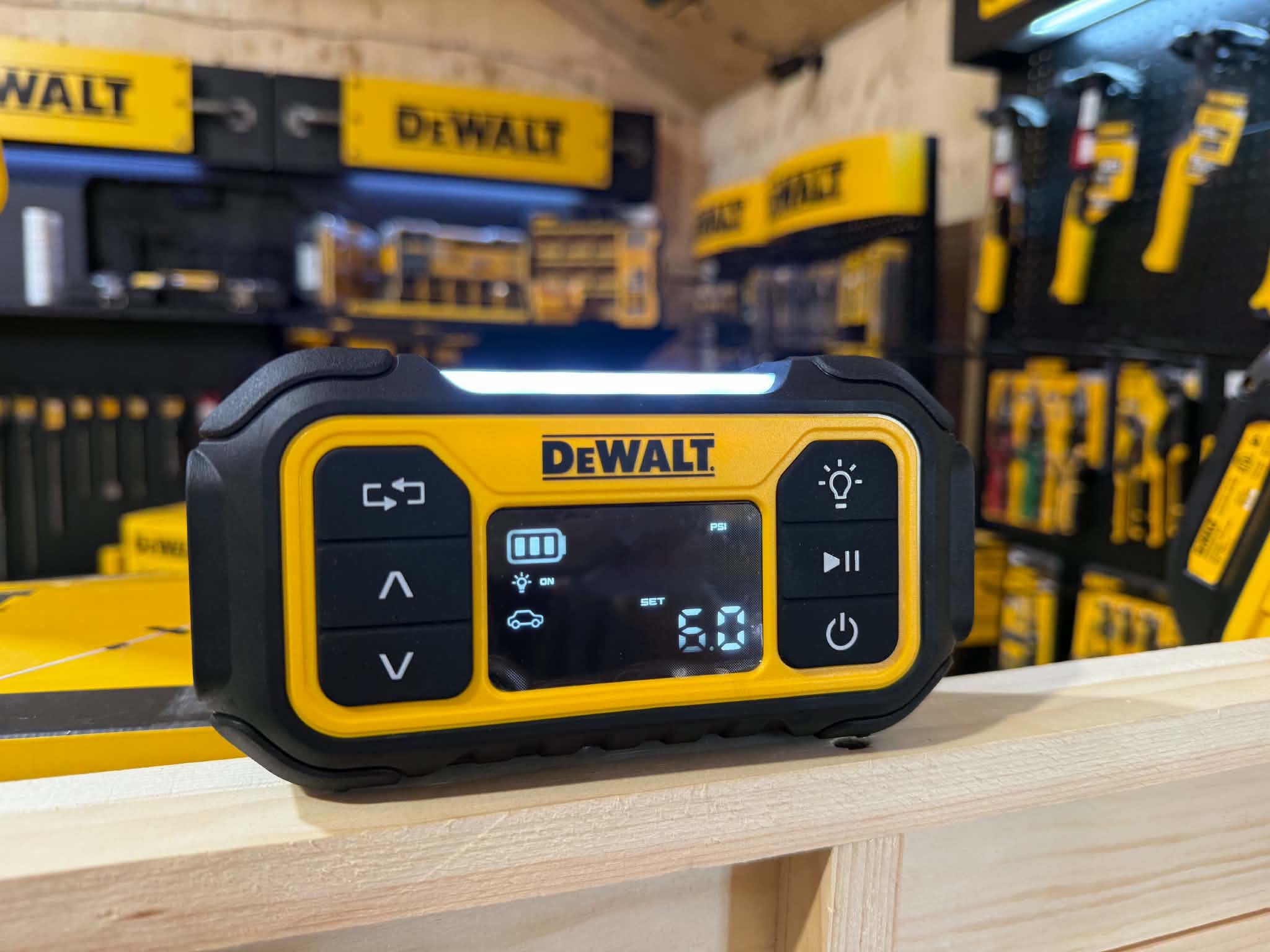 Mini compresseur à air et batterie externe DEWALT DXIF1201 – 150 PSI 1 Mini compresseur à air et batterie externe DEWALT DXIF1201 – 150 PSI