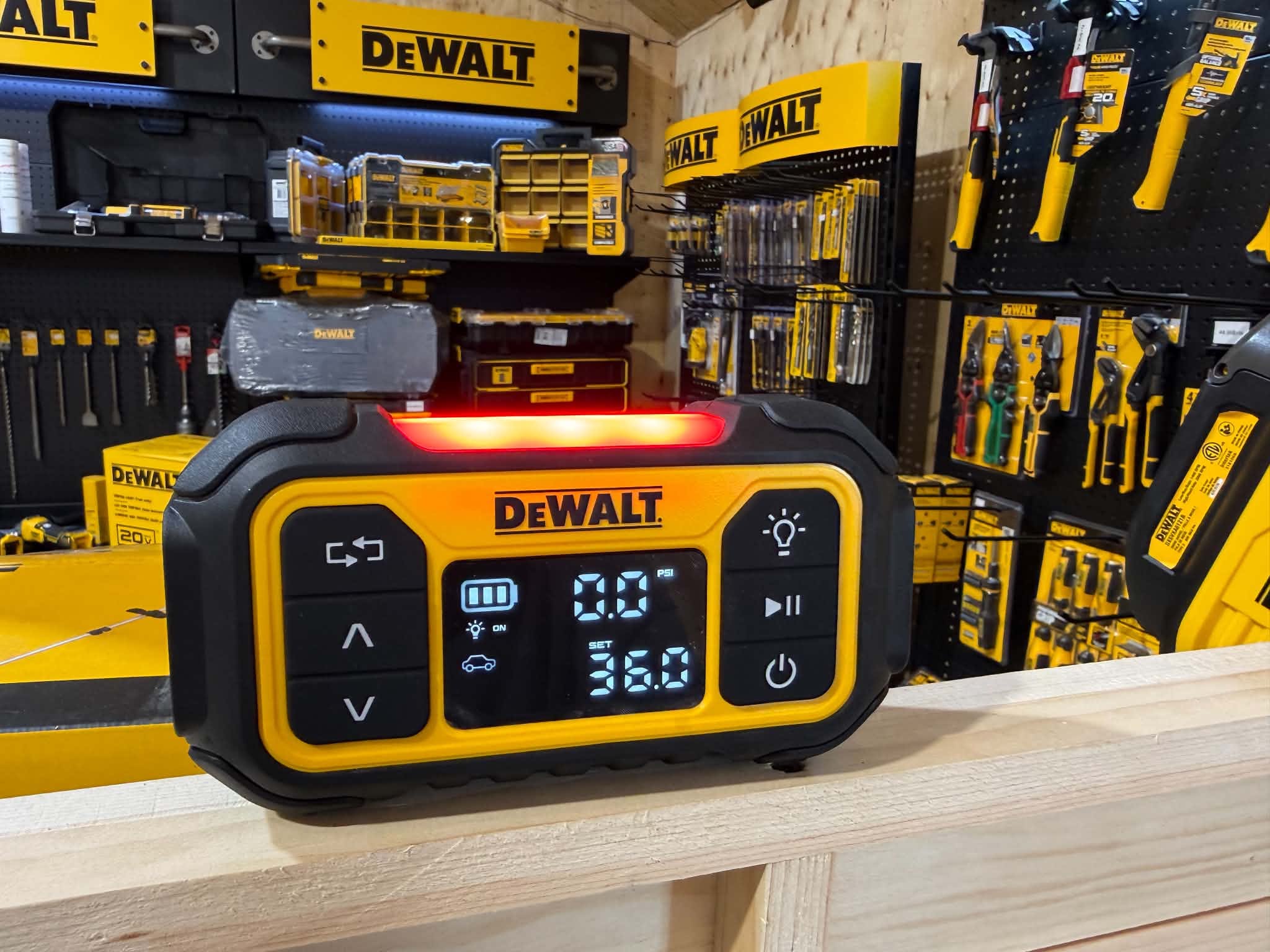 Mini compresseur à air et batterie externe DEWALT DXIF1201 – 150 PSI 4 Mini compresseur à air et batterie externe DEWALT DXIF1201 – 150 PSI – Image 4