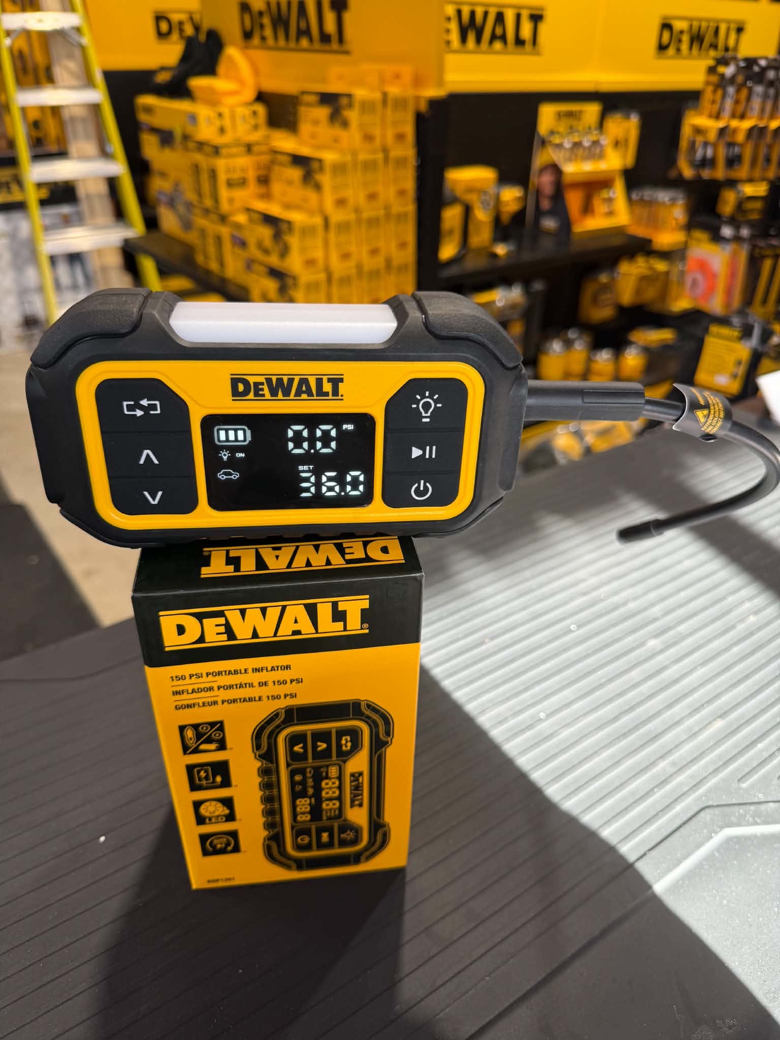 Mini compresseur à air et batterie externe DEWALT DXIF1201 – 150 PSI 7 Mini compresseur à air et batterie externe DEWALT DXIF1201 – 150 PSI – Image 7