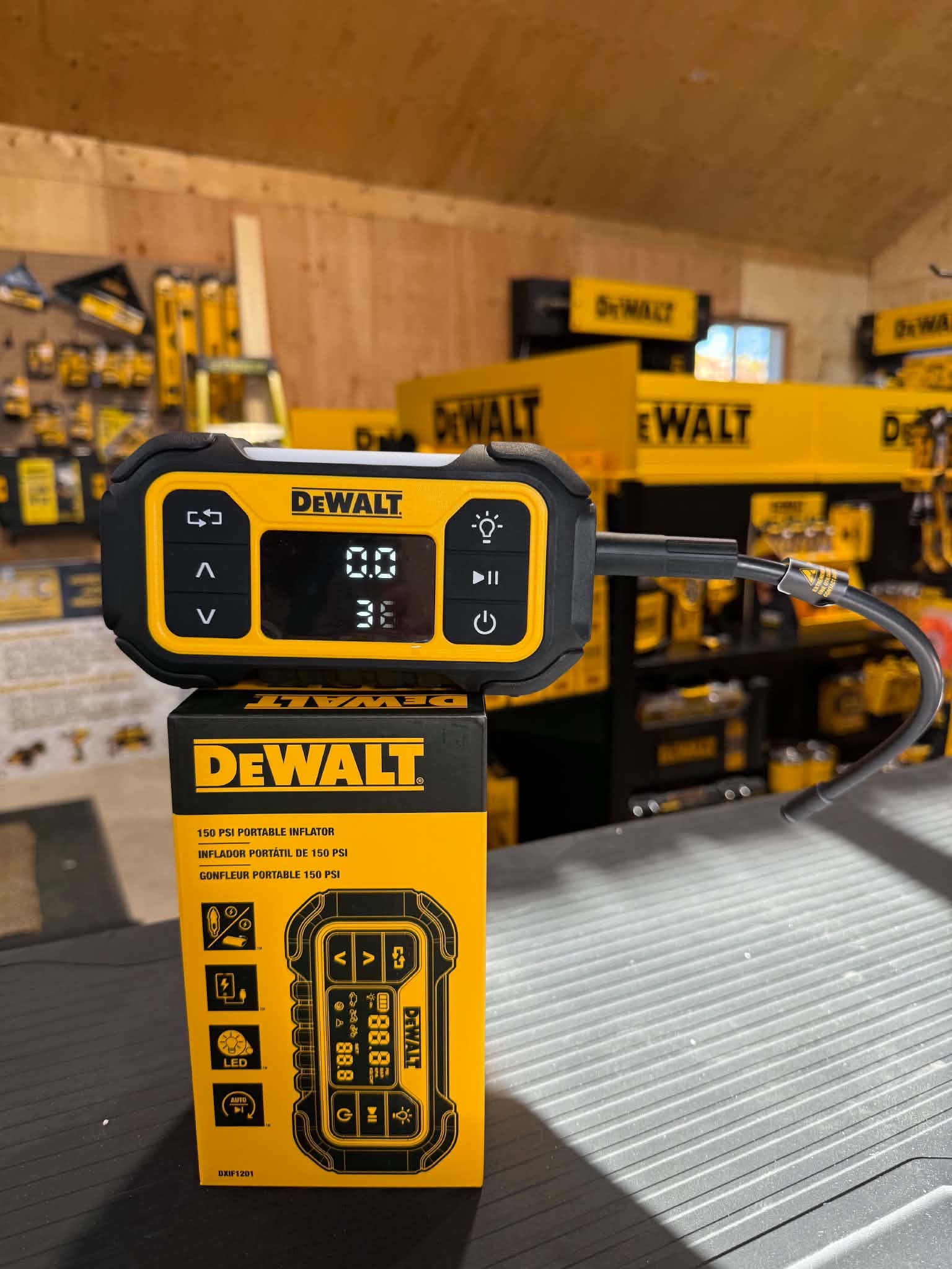 Mini compresseur à air et batterie externe DEWALT DXIF1201 – 150 PSI 8 Mini compresseur à air et batterie externe DEWALT DXIF1201 – 150 PSI – Image 8