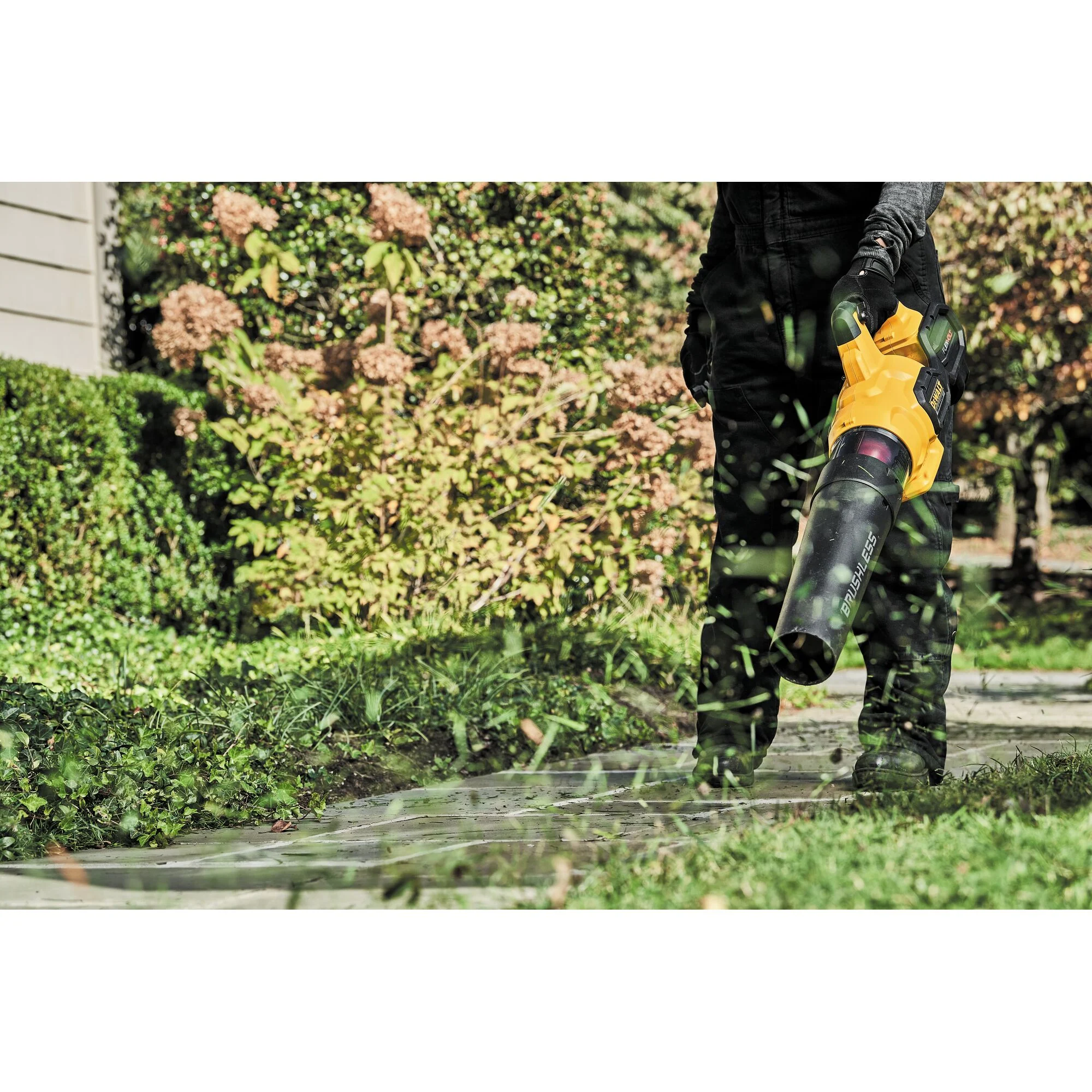 Souffleur axial FLEXVOLT sans balais 60 V MAX – DEWALT DCBL772BR 5 Souffleur axial FLEXVOLT sans balais 60 V MAX – DEWALT DCBL772B — en utilisation
