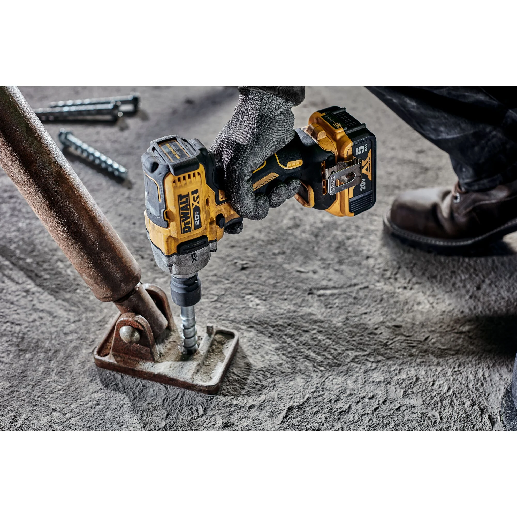 Ensemble de clé à chocs XR de 1/2 po à couple intermédiaire – DEWALT DCF891P2R 4 Ensemble de clé à chocs XR de 1/2 po à couple intermédiaire — DEWALT DCF891P2