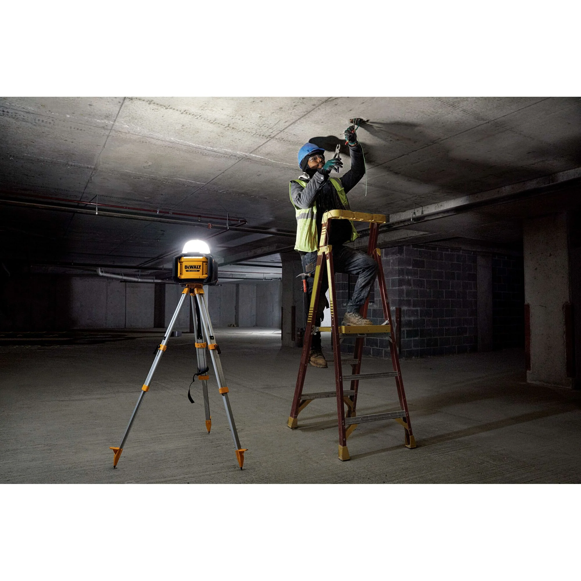 Lampe de chantier à DEL 5 000 lumens, 20 V MAX – DEWALT DCL074R 4 Lampe de chantier à DEL 5 000 lumens, 20 V MAX — DEWALT DCL074