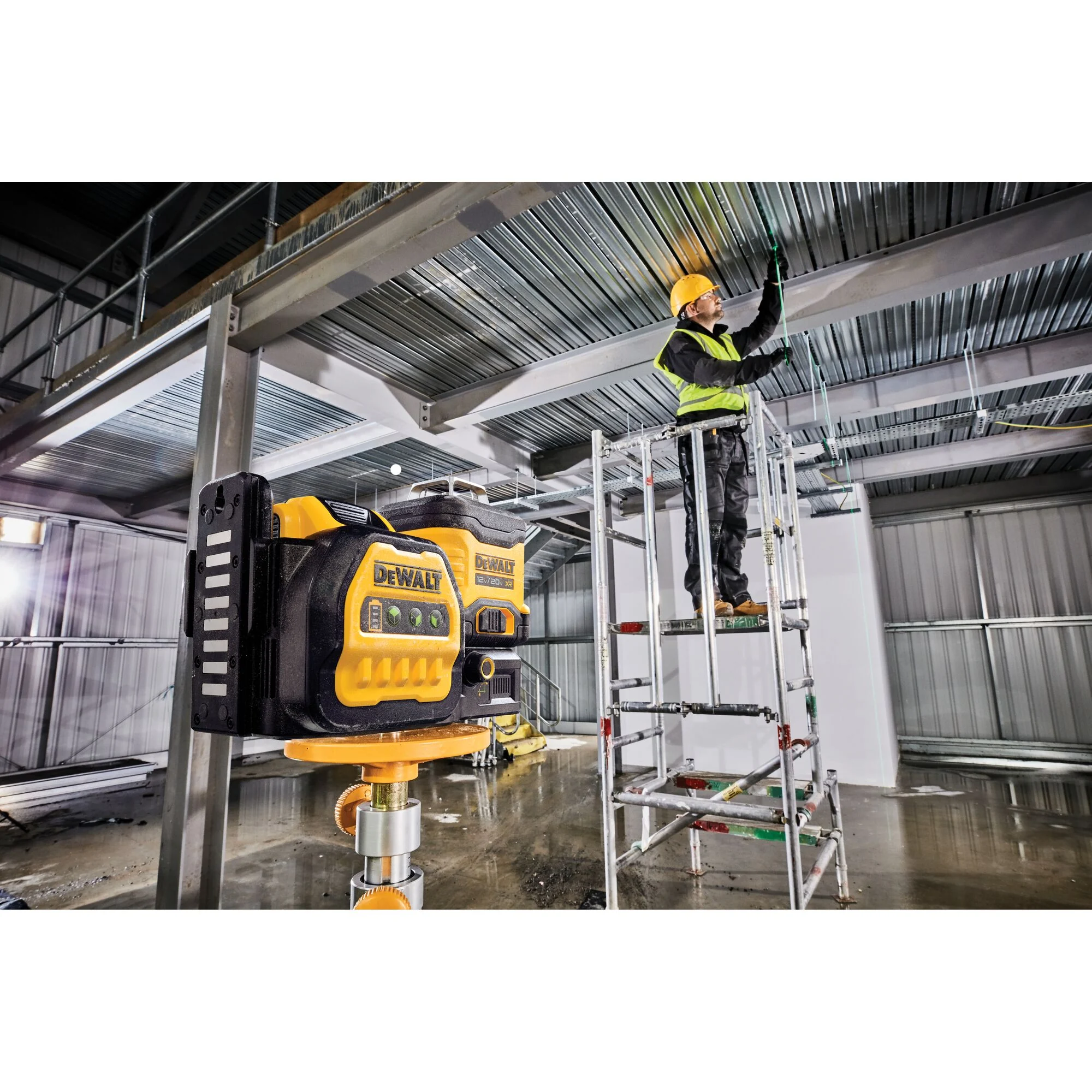 Laser vert à 3 plans de 360°, 20 V MAX – DEWALT DCLE34030GB 5 Laser vert à 3 plans de 360°, 20 V MAX – DEWALT DCLE34030GB – en utilisation