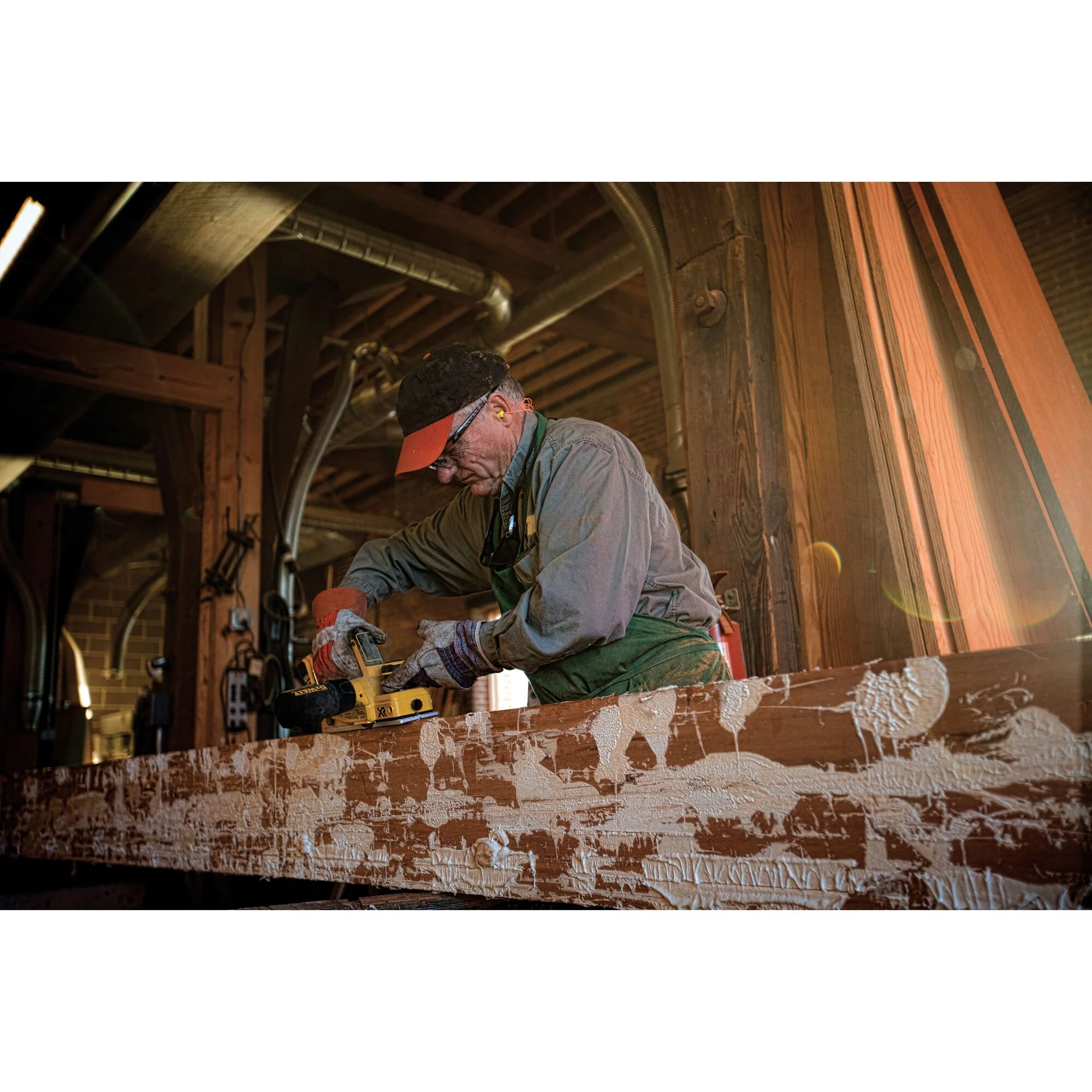 Rabot sans balais de 3 1/4 po, 20 V MAX – DEWALT DCP580BR 4 Rabot sans balais de 3 1/4 po, 20 V MAX – DEWALT DCP580B — en utilisation