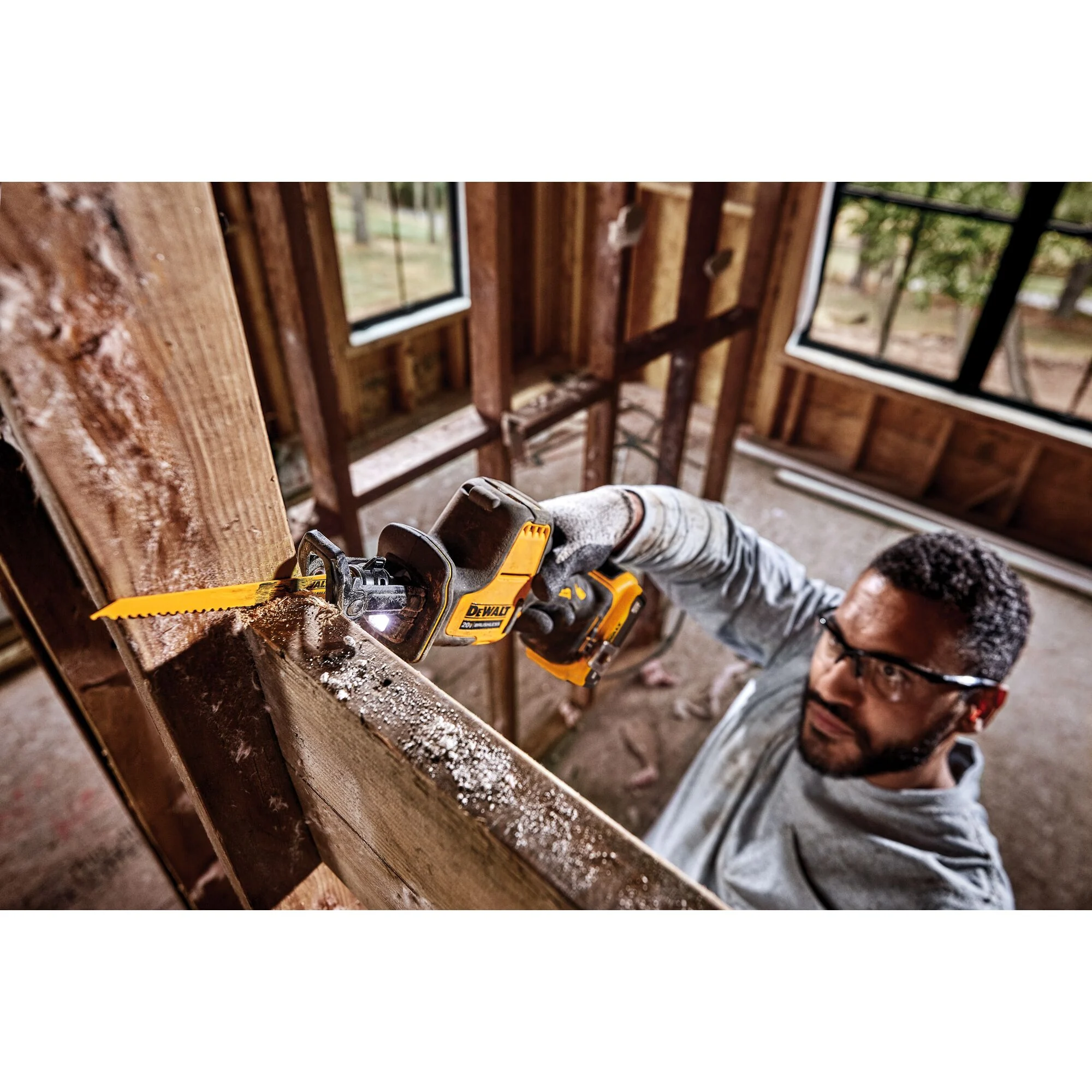 Scie alternative compacte à une main ATOMIC 20 V MAX – DEWALT DCS369BR 3 Scie alternative compacte à une main ATOMIC 20 V MAX — DEWALT DCS369B