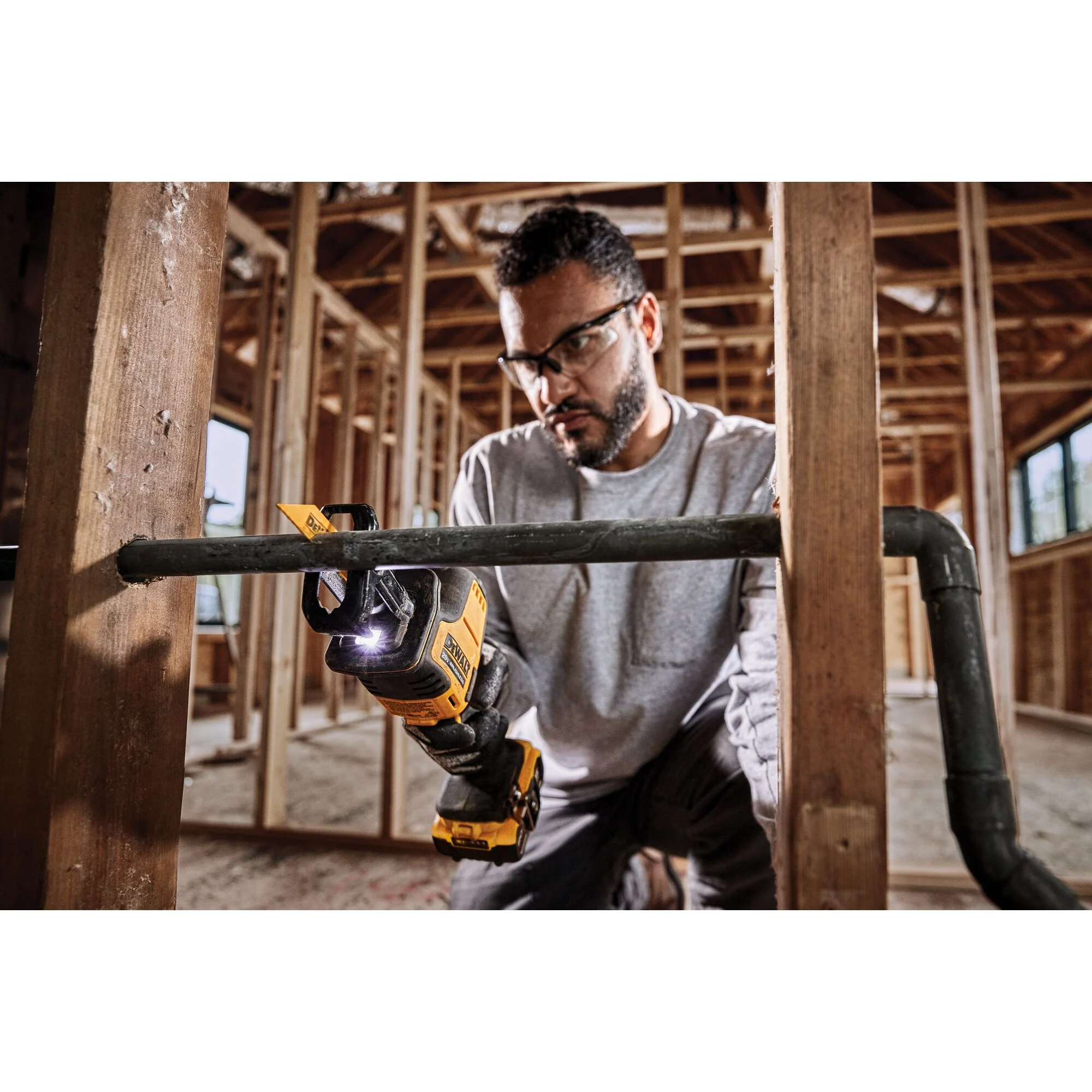 Scie alternative compacte à une main ATOMIC 20 V MAX – DEWALT DCS369BR 4 Scie alternative compacte à une main ATOMIC 20 V MAX — DEWALT DCS369B