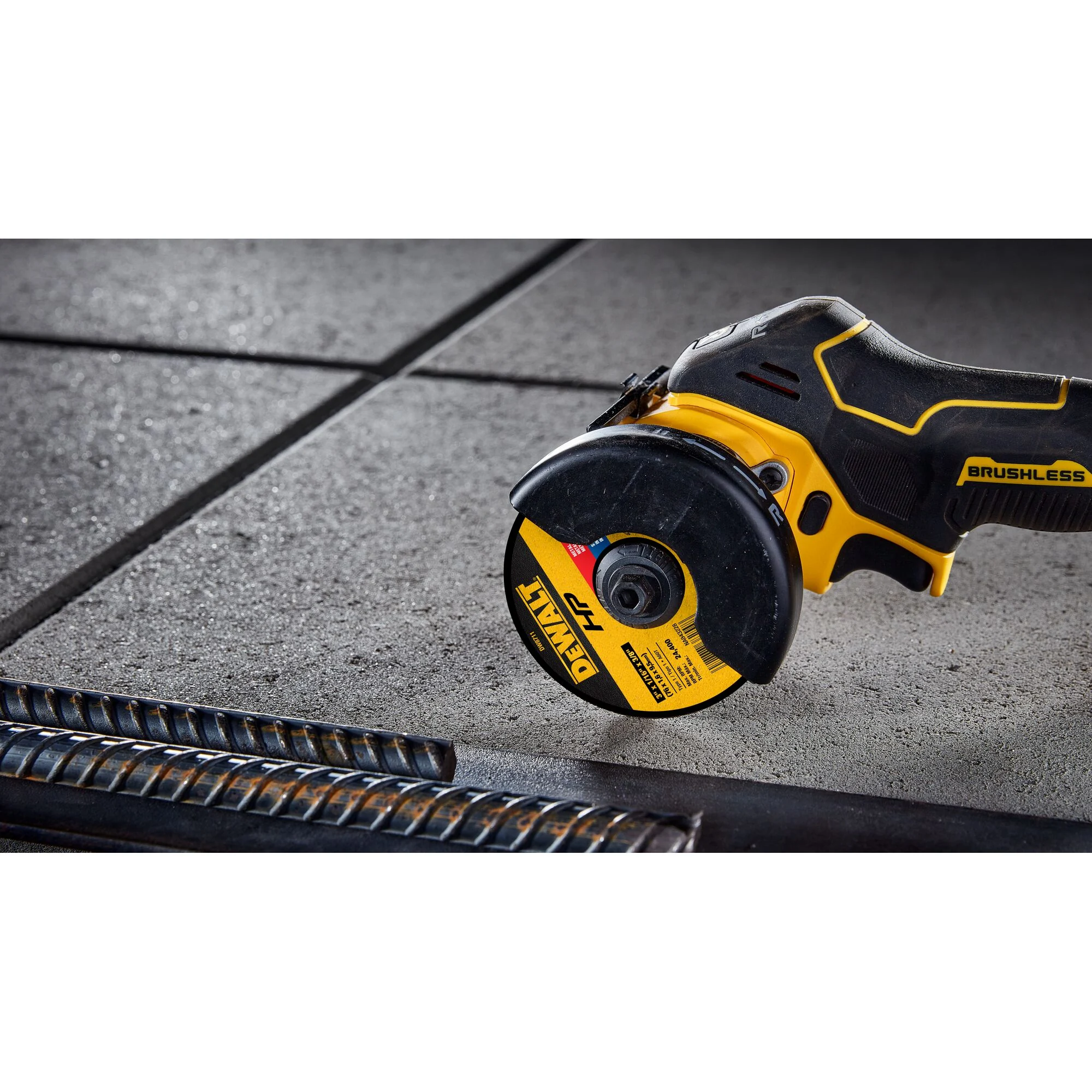 Outil à tronçonner XR sans balais de 3 po, 20 V MAX – DEWALT DCS438BR 3 Outil à tronçonner XR sans balais de 3 po, 20 V MAX — DEWALT DCS438B