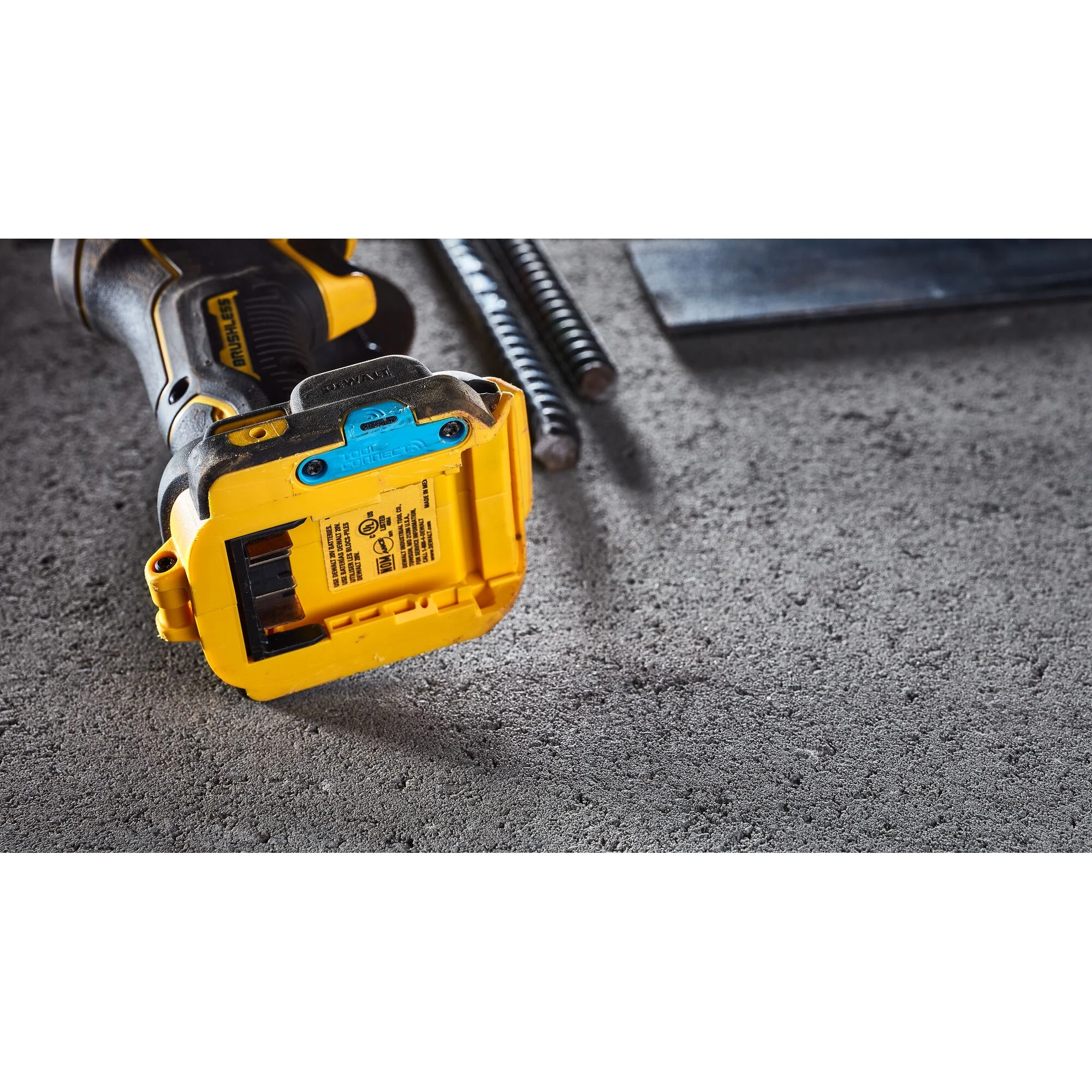 Outil à tronçonner XR sans balais de 3 po, 20 V MAX – DEWALT DCS438BR 5 Outil à tronçonner XR sans balais de 3 po, 20 V MAX — DEWALT DCS438B