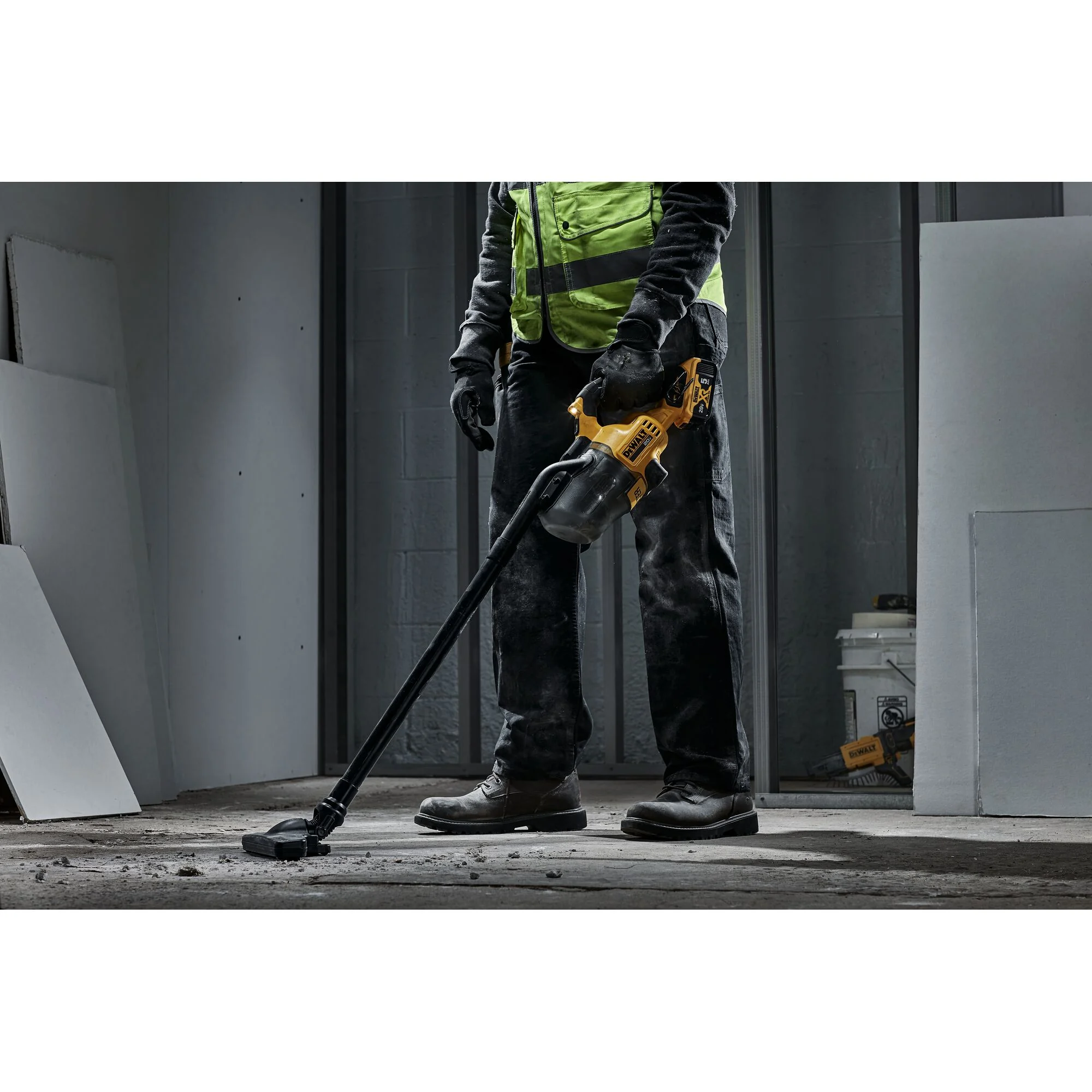 Aspirateur à main pour matières sèches 20 V MAX – DEWALT DCV501HB 5 Aspirateur à main pour matières sèches 20 V MAX – DEWALT DCV501HB — en utilisation