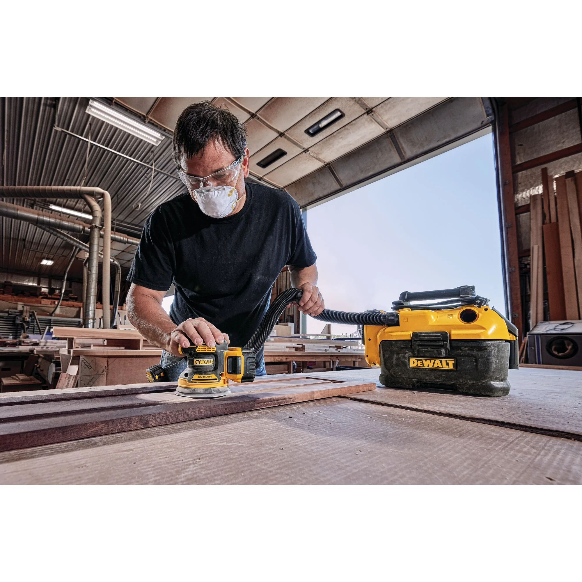 Ponceuse orbitale aléatoire XR de 5 po, 20 V MAX – DEWALT DCW210B 5 Ponceuse orbitale aléatoire XR de 5 po, 20 V MAX – DEWALT DCW210B — en utilisation