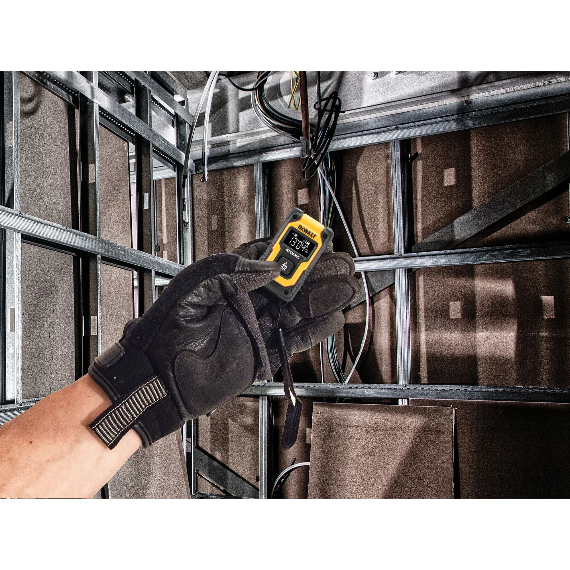 Télémètre laser de poche ATOMIC 55 pi – DEWALT DW055PL 5 Télémètre laser de poche ATOMIC 55 pi – DEWALT DW055PL — en utilisation
