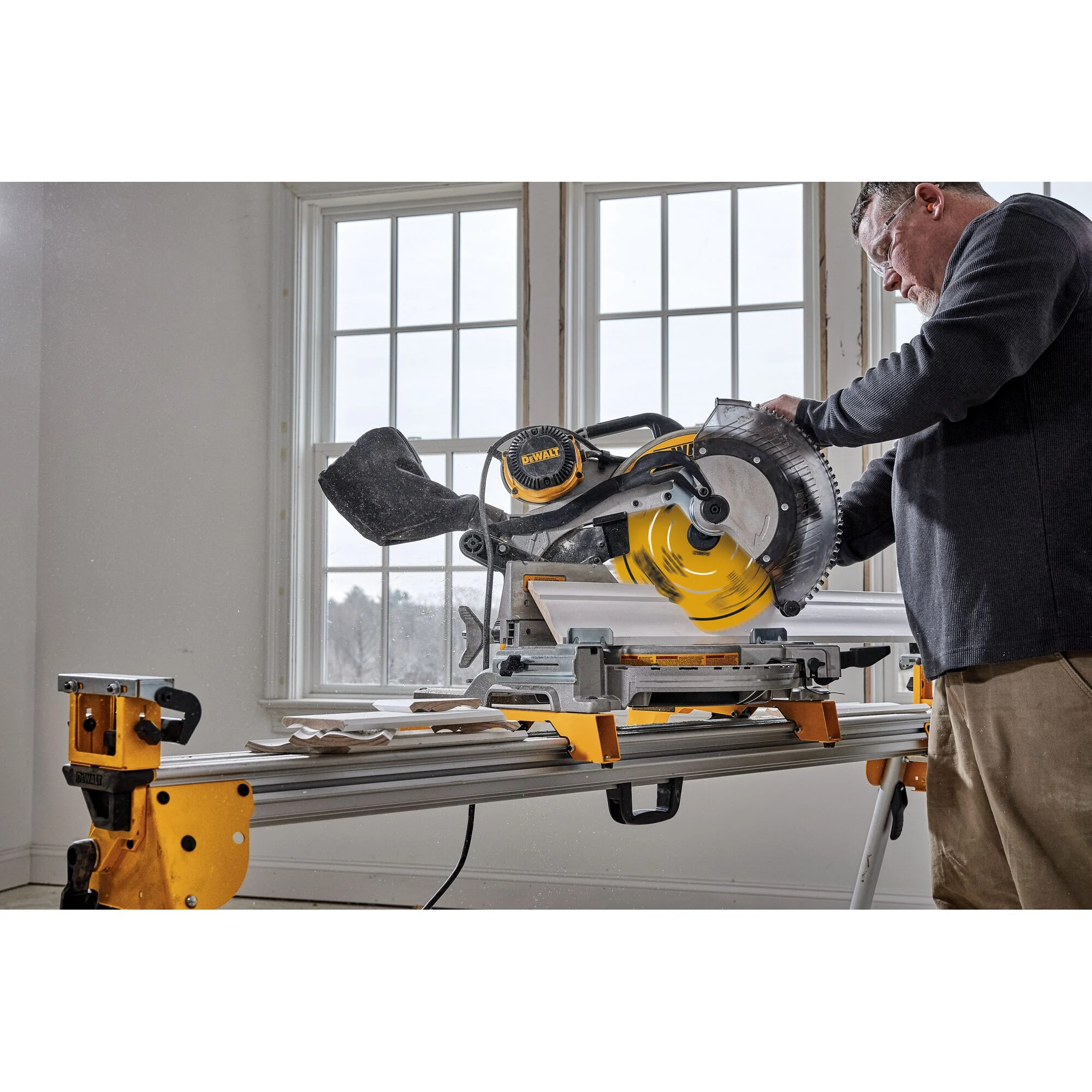 Lame de finition ultrafine de 12 po, 100 dents – DEWALT DWA112100 3 Lame de finition ultrafine de 12 po, 100 dents — DEWALT DWA112100