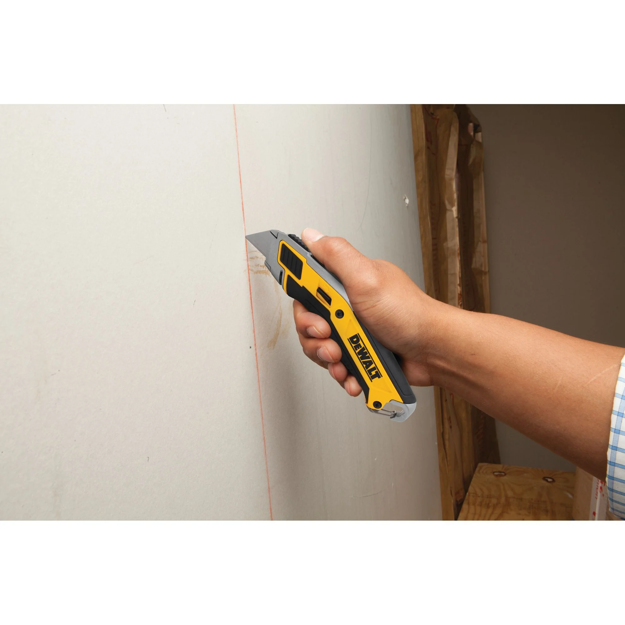 Couteau utilitaire rétractable à changement rapide – DEWALT DWHT10295 4 Couteau utilitaire rétractable à changement rapide – DEWALT DWHT10295 — en utilisation