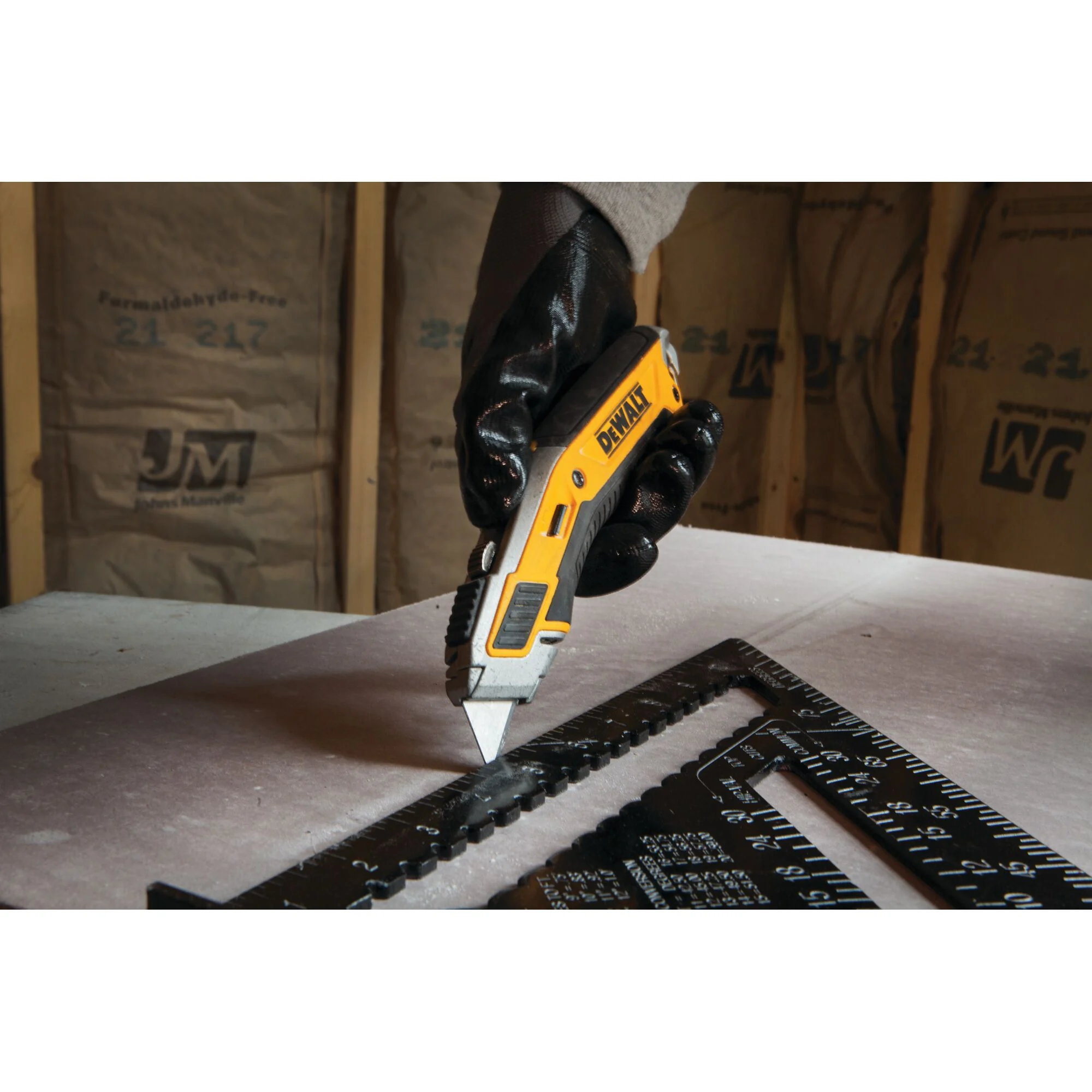 Couteau utilitaire rétractable à changement rapide – DEWALT DWHT10295 5 Couteau utilitaire rétractable à changement rapide – DEWALT DWHT10295 — en utilisation