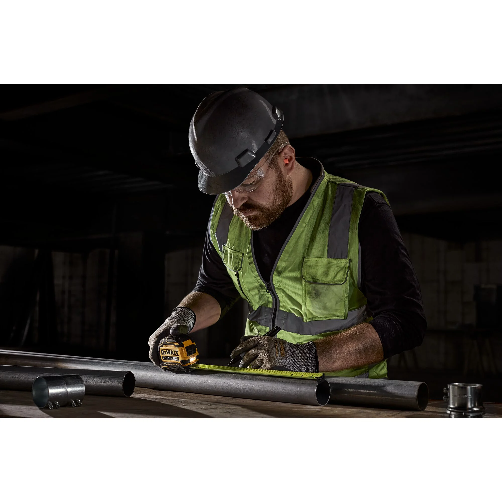 Ruban à mesurer TOUGHSERIES 25 pi avec DEL – DEWALT DWHT35625S 4 Mesure sur chantier avec le ruban DEWALT DWHT35625S