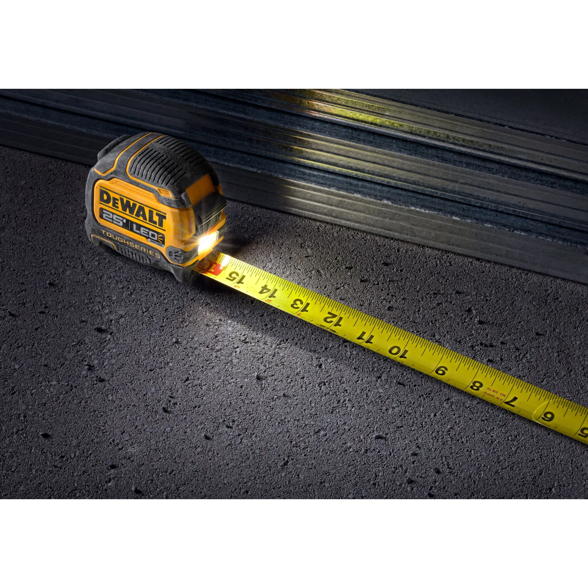 Ruban à mesurer TOUGHSERIES 25 pi avec DEL – DEWALT DWHT35625S 5 Éclairage à DEL du ruban DEWALT DWHT35625S