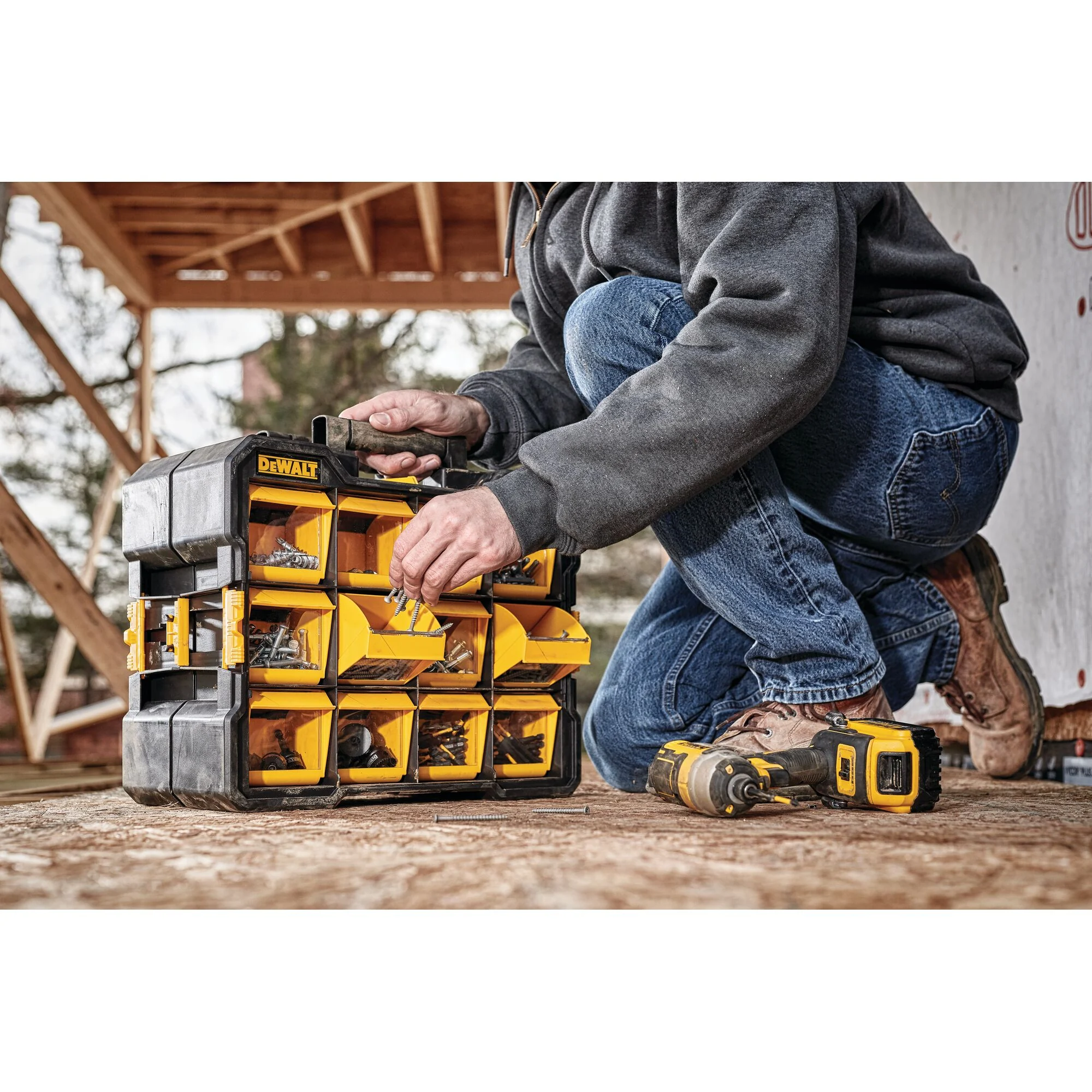 Organisateur PRO à 12 bacs basculants – DEWALT DWST14121 3 Organisateur PRO à 12 bacs basculants — DEWALT DWST14121