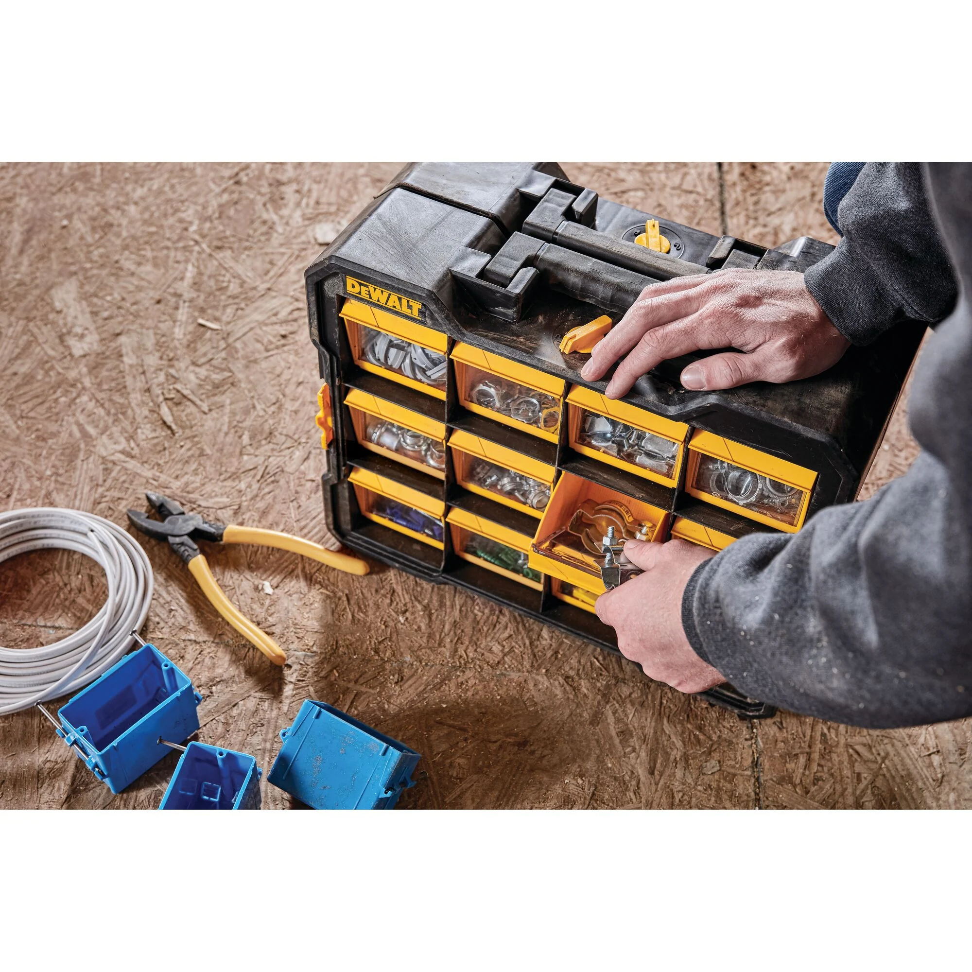 Organisateur PRO à 12 bacs basculants – DEWALT DWST14121 5 Organisateur PRO à 12 bacs basculants — DEWALT DWST14121