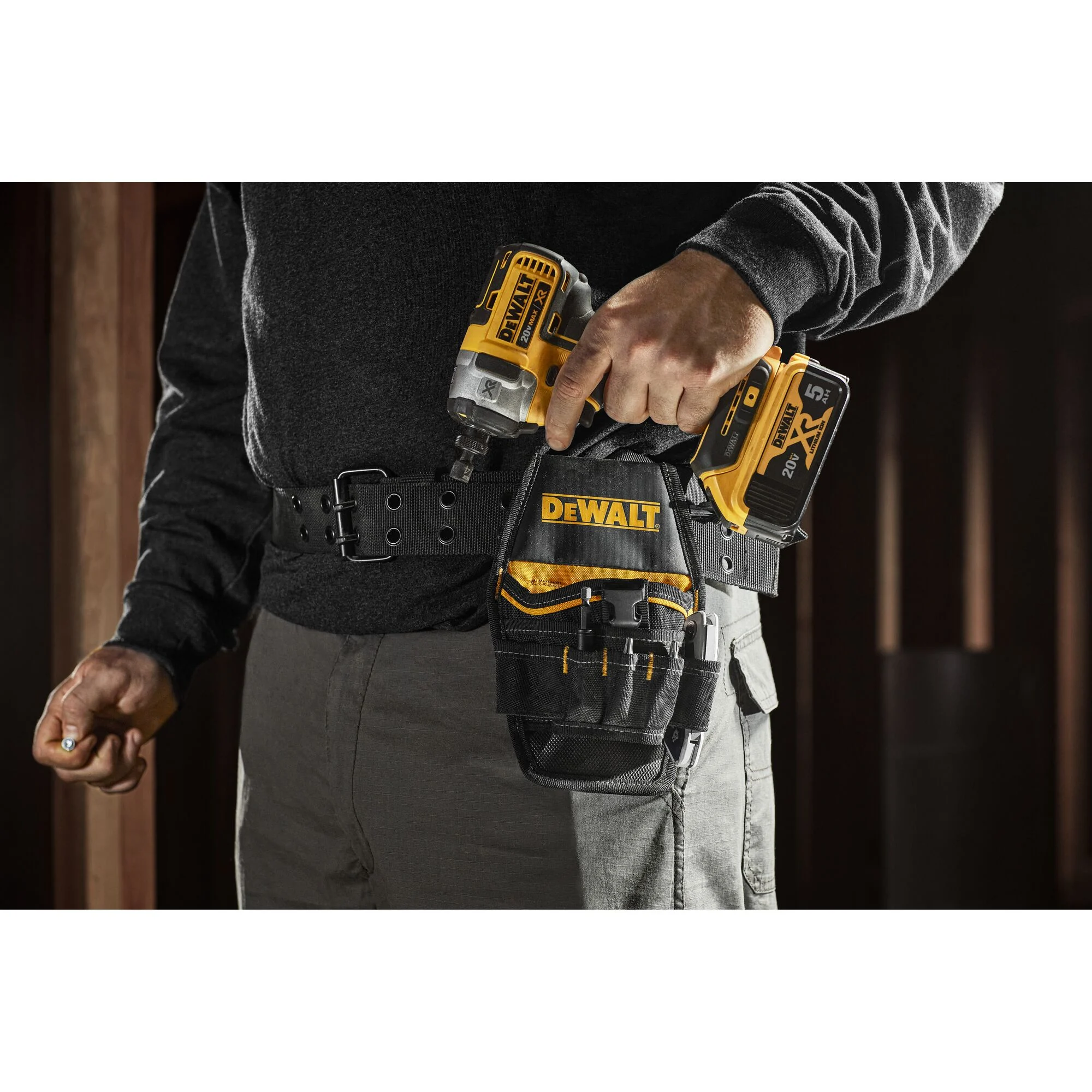Étui professionnel ambidextre pour perceuse – DEWALT DWST540501L 3 Étui DEWALT DWST540501L porté à la ceinture en utilisation